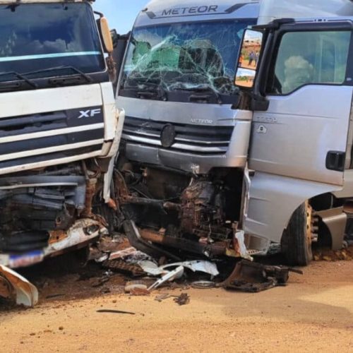 Guarantã do Norte – dois motoristas ficam feridos em acidente entre carretas na BR-163